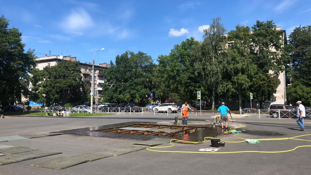 Водоканал Санкт-Петербурга проводит чистку фонтанов