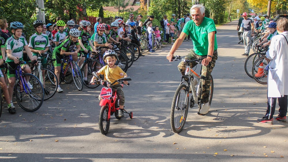 В первых заездах по традиции приняли участие самые юные и начинающие велосипедисты поселка