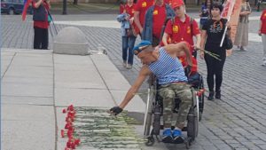 В Кронштадте группа молодых людей с инвалидностью возложила цветы к Вечному огню