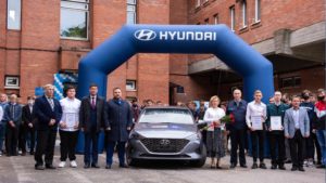 Hyundai Motor передал студентам стипендии и Solaris