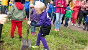 Дети сажают деревья на Спортивной аллее