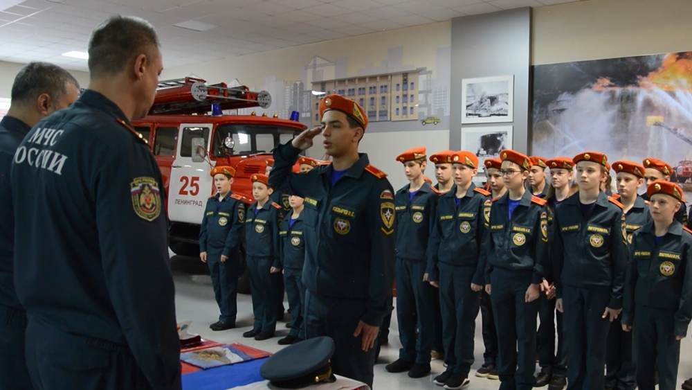 Сестрорецких школьников посвятили в кадеты МЧС