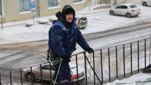 В Курортном районе продолжается очистка крыш домов от снега и сосулек