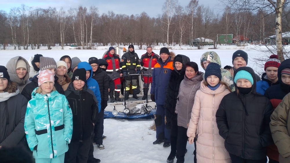 Школьники познакомились с работой спасателей в зимнее время