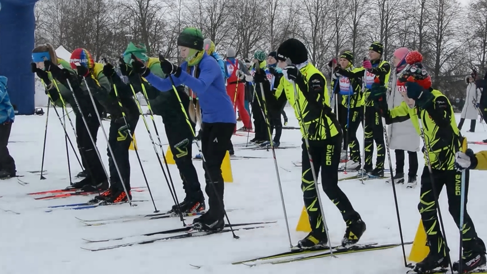 В Сестрорецке прошли лыжные гонки среди семейных команд