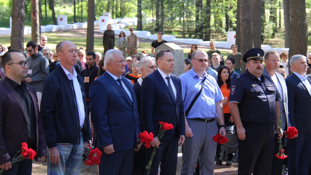 Специалисты налоговой службы приняли участие в церемонии на Сестрорецком мемориале