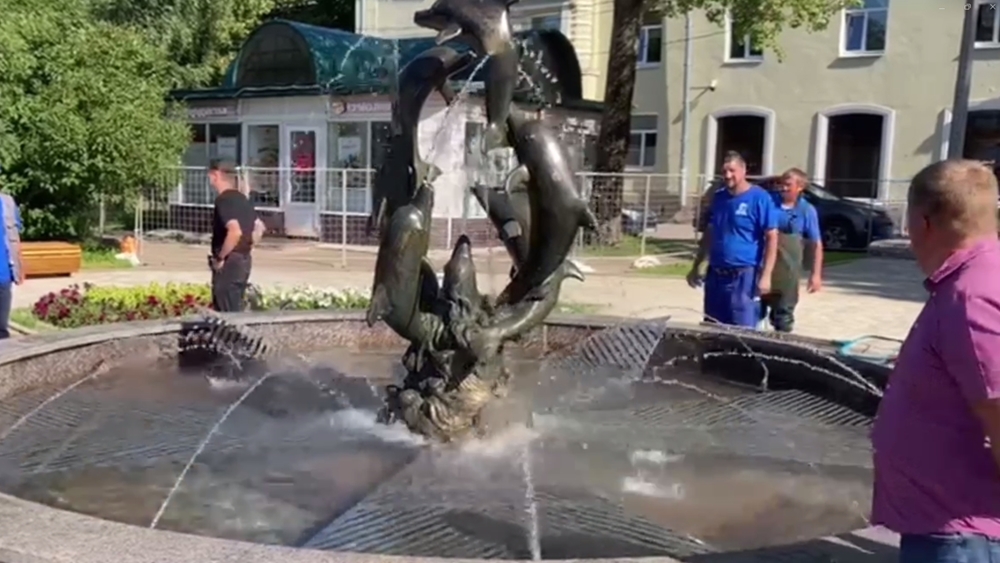 В Привокзальном сквере Зеленогорска проверили работу фонтана