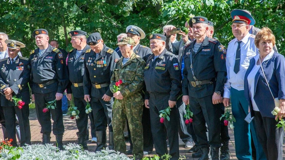 В Кронштадте прошел митинг у памятника Петергофскому десанту