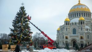 С елки на Якорной площади начали снимать новогодние украшения