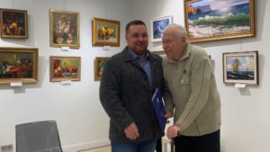 На открытии выставки в зале «Арт-Курорт» художнику вручили памятную медаль
