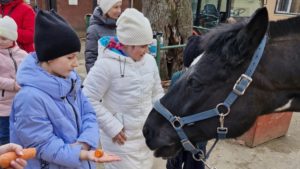 В парке «Дубки» прошла особая экскурсия в конно-спортивном комплексе