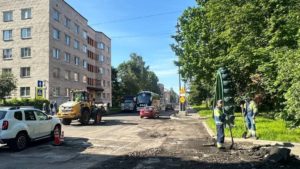 В Кронштадте ремонтируют асфальтобетонное покрытие дорог