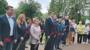 В Сестрорецке возложили цветы к бюсту Петра Великого