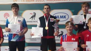 Кронштадтский стрелок на пьедестале почета