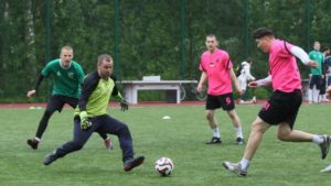 В поселке Песочный в воскресенье развернулись жаркие футбольные матчи
