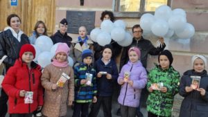 Юные инспекторы движения приготовили сувениры для бабушек и дедушек