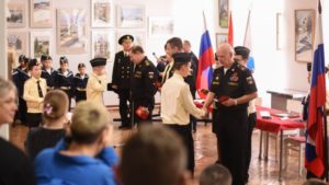 Кадетам и юнгам школы имени героя-подводника Сергея Маркова вручили значки и шевроны