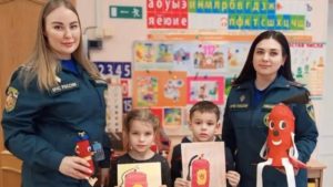 Дети в Кронштадте рисовали «портрет» огнетушителя