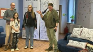 Школьница представила выставку своих картин в библиотеке имени Михалкова
