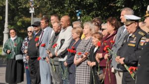 В Сестрорецке прошел траурный митинг в память об экипаже «Курска»